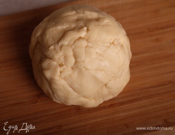 Из теста сформировать шар, шар приплюснуть, замотать пленкой и положить в холодильник на время, пока готовим начинку.