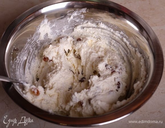 Для начинки соединить вместе творог (желательно, перетереть через сито), белок (оставшееся яйцо оставить — оно пойдет для смазывания сочников), сахар, муку (можно заменить манкой), сметану и изюм (по желанию). Перемешать до однородной массы, не взбивать!