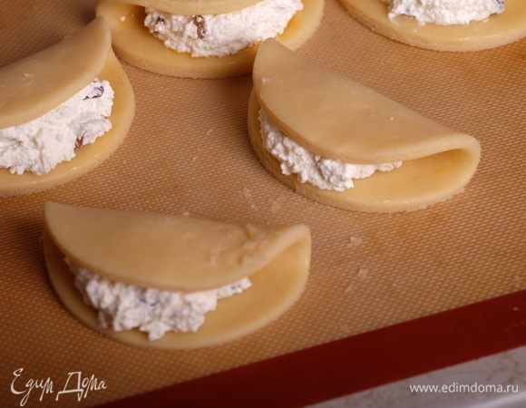 Одну из сторон круга наложить внахлест на начинку, образуя полумесяц, слегка придавить.