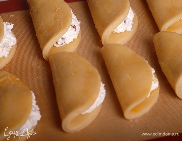 Уложить сочники на противень, смазать взбитым яйцом и выпекать в разогретой духовке 20–25 минут. Не больше. Сочники лучше недопечь, чем перепечь — тогда они станут твердыми и невкусными.