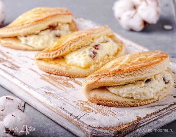 Готовые сочники остудить и подавать. Готовые сочники можно заморозить впрок, а когда захочется к чаю чего-нибудь вкусного, просто разогреть их в духовке до теплого состояния.