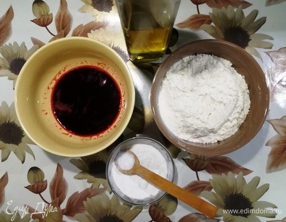Подготовьте ингредиенты для теста. Из свеклы необходимо выжать сок.