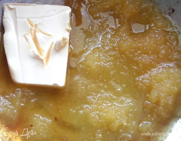 Масло с медом 5 ст. л. (можно и засахаренный) растопить на огне или водяной бане.