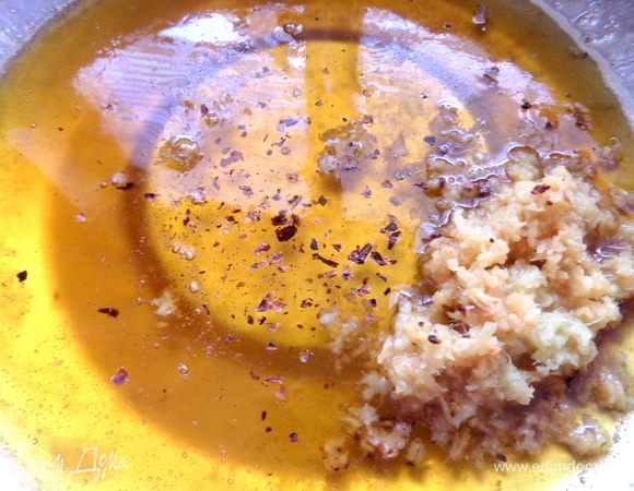 К растопленному маслу перенести имбирь и пряности.