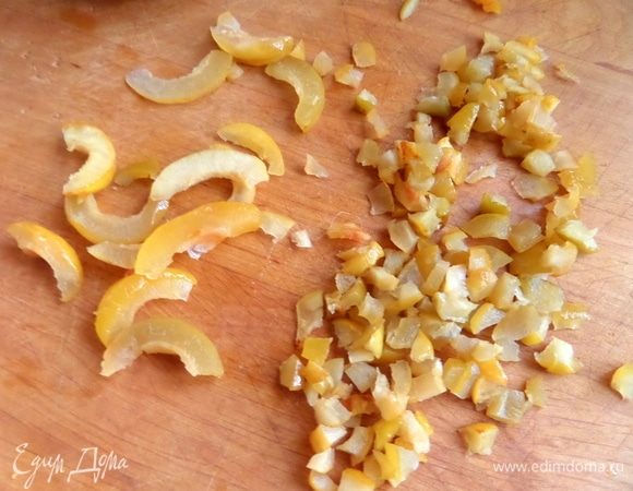 Любые цукаты, или я взяла цидонию из сиропа. Про нее я подробно рассказывала тут: https://www.edimdoma.ru/retsepty/106682-chay-s-tsidoniey