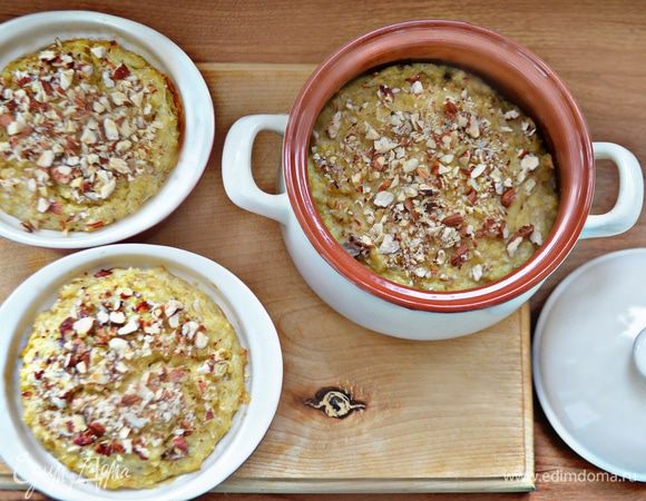 Керамические формы для запекания смажьте сливочным маслом, выложите подготовленную пшенную смесь, посыпьте фундуком и запекайте в разогретой до 180°С духовке 30–35 мин.