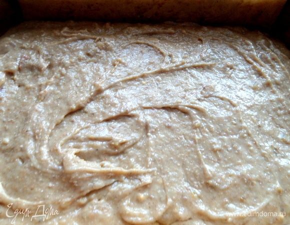 Тесто вылить в форму на смазанный пергамент.