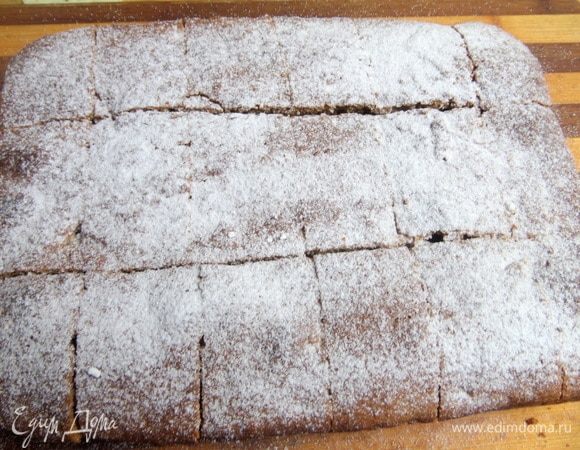 Верх украсить пудрой или глазурью.