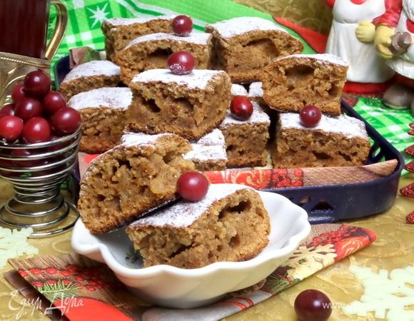 Пирог с небольшой корочкой, мягкий и пористый внутри.