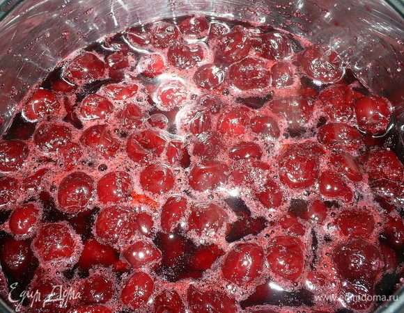 Для начинки можно использовать уже приготовленную вишню без косточек из варенья или в собственном соку. Я готовила начинку из замороженной вишни. Помещаем ягоды в сотейник, добавляем сахар и воду. Провариваем вишню в сиропе до мягкости. Количество сахара можете изменить по своему вкусу и в зависимости от сорта вишен.
Откидываем ягоды на дуршлаг и даем стечь сиропу.