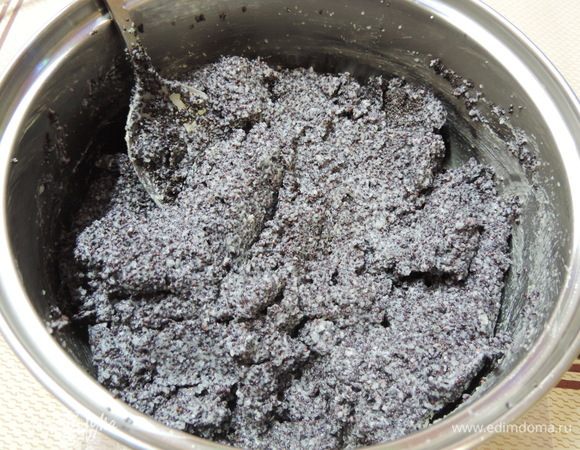 Тем временем займемся маковой начинкой. Мак промываем, сливаем воду, добавляем к нему манку, заливаем холодным молоком и варим, помешивая, на медленном огне, пока молоко полностью не впитается в мак. Даем немного остыть.