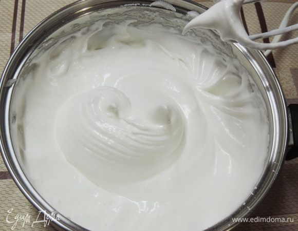 Пока пирог в духовке, готовим белковый слой. Взбиваем белки до устойчивых пиков. Они должны не выпадать из емкости при ее переворачивании. В несколько приемов, не прекращая взбивания, вводим сахар с ванилином и взбиваем до устойчивых пиков.