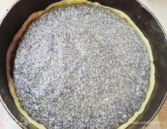 Вынимаем пирог из духовки, выставляем температуру 140°С.