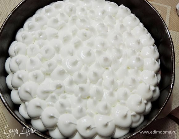 Выпекаем пирог при 140°С еще 20 минут. Следите за белковым слоем: не дайте ему сверху подгореть, но суфле должно хорошо схватиться. 
Полностью остудите пирог в форме. Доставать его можно только холодным. Да и так он будет гораздо вкуснее.