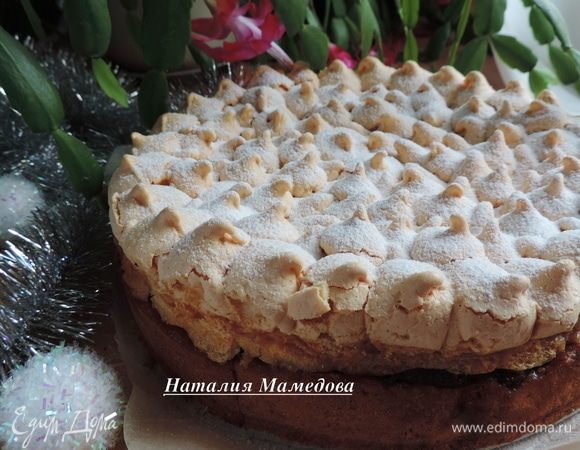 Посыпаем пирог перед подачей сахарной пудрой.