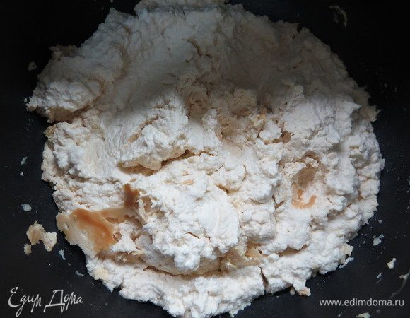 Спустя 8 часов творожная масса приобретает кремовый оттенок и аромат топленого молока. 