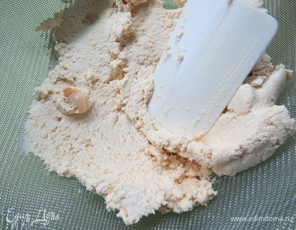 Полученную топленую творожную массу протираем через мелкое сито. Отставляем в сторону.