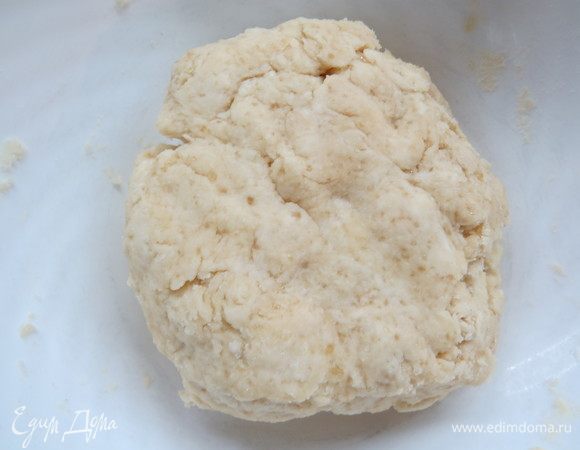 Тесто завернуть в полиэтиленовую пленку и поместить в холодильник на 30 минут.
Тесто получается вкусное, нежирное, с легким творожным вкусом.
