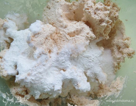 Приступаем к приготовлению чизкейка. В топленый творожный сыр добавить сахар и крахмал, взбить на низких оборотах миксера.