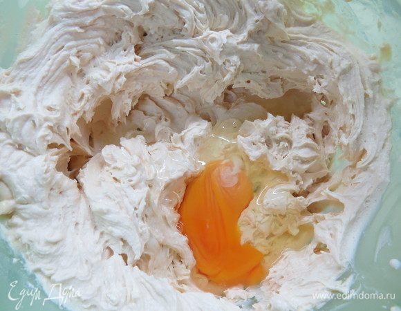 Добавить по одному яйца, вымешивая миксером после каждого примерно секунд 30.