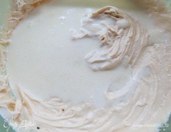 В конце влить сливки и аккуратно перемешать миксером на низкой скорости до однородности массы. 