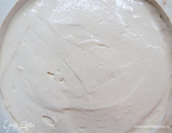 Сверху выливаем творожную основу для чизкейка. 
Выпекать 1 час при 160°С на водяной бане. Для водяной бани форму с чизкейком поставить в большую форму, заполненную горячей водой. Воду налить не менее, чем на 2–3 см формы с чизкейком. 
Готовый остывший чизкейк извлекаем из формы и даем охладиться в холодильнике 3–4 часа. 