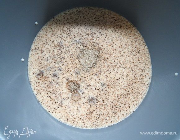 Пока чизкейк выпекается, можно приготовить крем англез на топленом молоке. В топленое молоко добавить ванильный сахар с натуральной ванилью, довести до кипения на медленном огне.