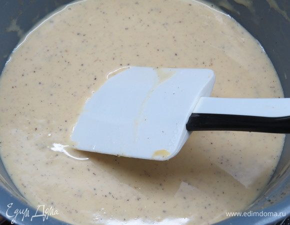 Когда по краям кастрюли с молоком начнут появляться пузыри, влить ванильное молоко тонкой струйкой в желтки, постоянно помешивая массу венчиком.
Перелить смесь обратно в кастрюльку и варить на слабом огне, не доводя до кипения  (температура должна быть не выше 83°С) до загустения крема. 