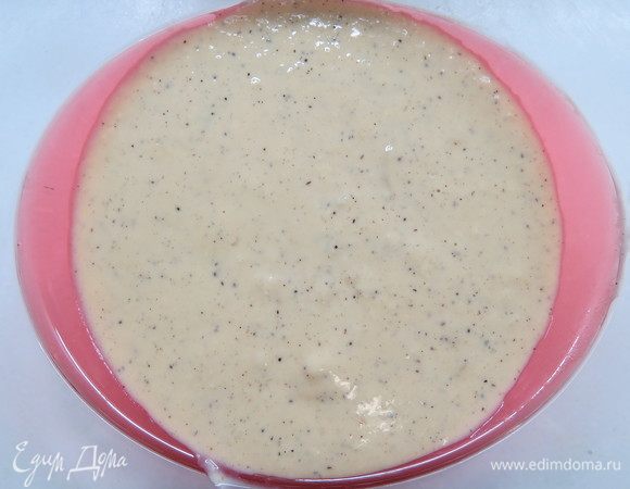 Процедить крем через мелкое сито, убрать в холодильник. Подавать вместе с чизкейком. 
Чизкейк и крем я обычно делаю вечером накануне, а на завтрак мы наслаждаемся нежнейшем десертом. 