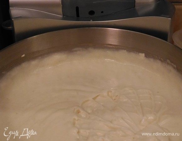 Начнем с приготовления заварного крема.
2 стакана молока + 1 стакан сахара доводим до кипения. В другой посуде смешиваем муку, крахмал, 3 желтка и стакан молока холодного. Добавляем в горячее молоко смесь с мукой, крахмалом, желтками. Ставим на медленный огонь и, помешивая, варим до загустения. Затем охлаждаем и взбиваем с размягченным маслом. Крем готов, убираем в холодное место.