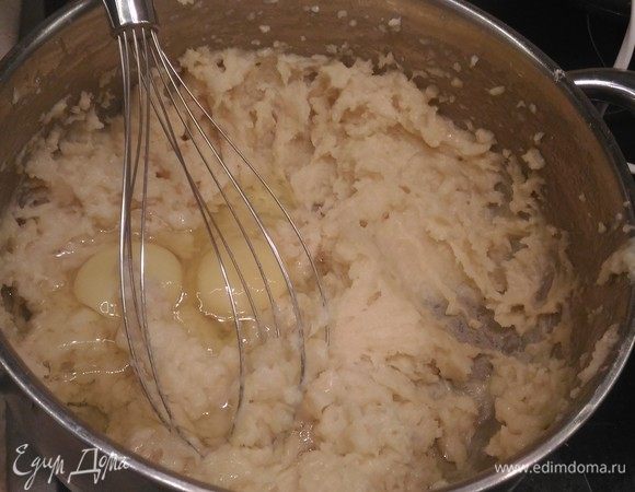 Убираем с плиты, даем остыть минуту-другую и начинаем взбивать по одному яйца, быстро размешивая венчиком или миксером, чтобы не свернулись. Добавить разрыхлитель. 
