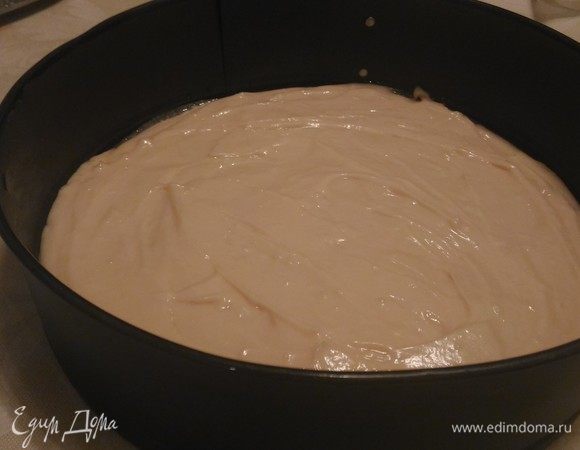 Застилаем дно формы промасленной бумагой, выливаем где-то 2/3 теста и выпекаем один корж при температуре 180°С 30 минут. 
Но как показала практика — лучше  эти 2/3 теста разделить на два коржа, так они лучше пропекаются. Очень важно — не открывать духовку в процессе выпечки, чтобы корж не осел.