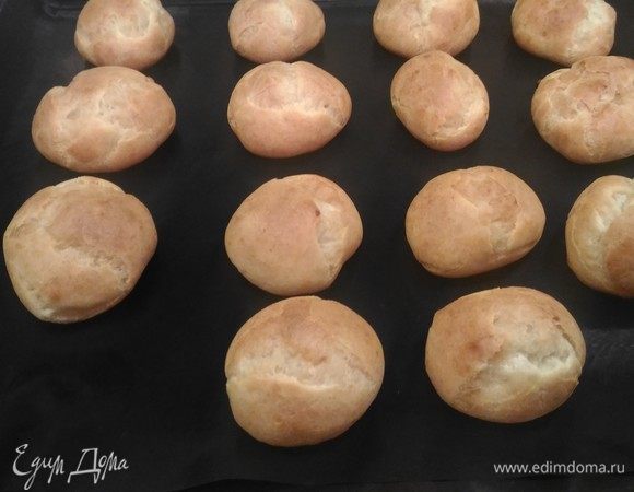 Из оставшегося теста выпекаем эклеры, которые при желании тоже можно сделать размером поменьше, увеличив их количество.