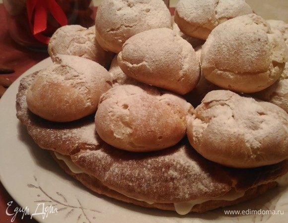 Собираем тортик. Разрезаем поперек корж на две части и промазываем кремом. Так же  надрезаем эклеры и чайной ложечкой закладываем туда крем. Можно для этой цели использовать кулинарный шприц, кому как удобнее. 
Верхний корж тоже немного смазываем кремом и укладываем эклеры горкой. Сверху все  это сооружение посыпаем сахарной пудрой, и все! Тортик «А ля Карпатка» готов! Убираем его на несколько часов  в холодильник для пропитки.
Приятного всем аппетита!