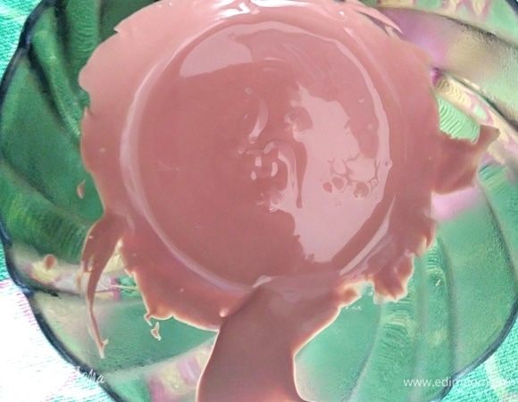 Шоколад растопить на водяной бане или в микроволновке и дать немного остыть.