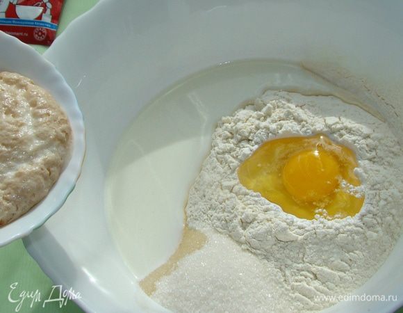 Для начала активируем сухие дрожжи. Для этого из общего количества молока возьмем 100 мл, слегка подогреем. Смешаем дрожжи, 1 ст. л. сахара (из общего количества) и 1–2 ст. л. муки. Накрыть пленкой и поставить в теплое место до образования «шапочки». Как только дрожжи подойдут, замесить мягкое эластичное тесто (кроме какао-порошка). Муки может быть понадобится чуть больше, чем указано, все зависит от самой муки. 