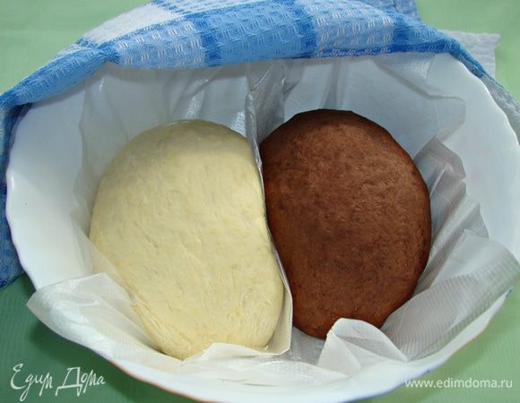 Когда тесто увеличилось, его необходимо обмять. На слегка припыленном мукой столе раскатать каждую часть теста толщиной примерно 5 мм. 