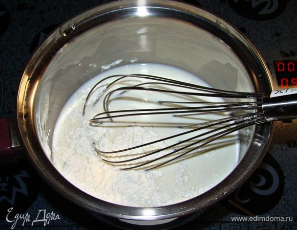 Молоко влить в сотейник, всыпать крахмал, перемешать и на среднем огне при постоянном помешивании довести до загустения. 