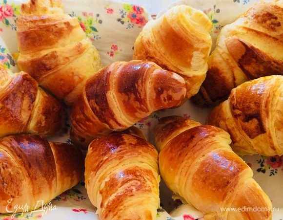 Готовые круассаны немного остудить на решетке и подавать.