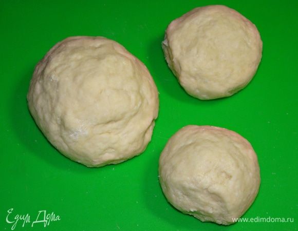 К остывшему молоку всыпать просеянную муку, дрожжи, сахар, ванилин и замесить тесто. Оно получается мягким и эластичным. 