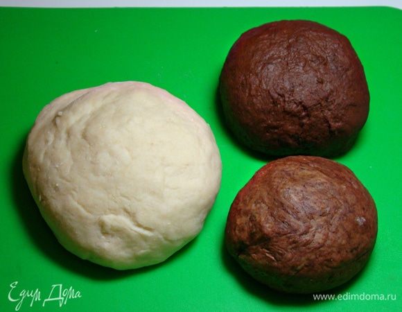 Тесто разделить на две части. Одну часть теста разделить еще на два одинаковых кусочка. Большую часть оставить белой, а к двум кусочкам теста по отдельности добавить какао-порошок и соответственно добавленному количеству порошка, влить необходимое количество молока. В результате должно получиться два кусочка теста — одно светло-коричневого цвета, другое — более темного.