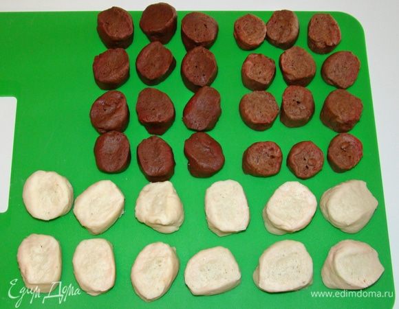 Тесто разложить по пакетам и положить в холодильник на ночь. Затем каждый кусочек теста разделить на равные 12–14 кусочков. 