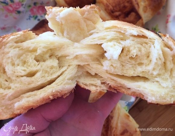 Даже на фото видно, как они прекрасно расслоились. В моем Инстаграме @nora_sofian есть видео, и на нем прекрасно видно, какой чудесный мякиш у этой выпечки.