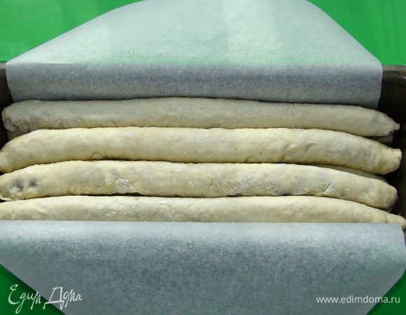 Готовые трубочки уложить в смазанную сливочным маслом форму швом вниз, накрыть салфеткой и поставить в теплое место примерно на час. Затем смазать желтком, смешанным с небольшим количеством воды, и поставить в разогретую до 170°С духовку минут на 40. Готовность проверить деревянной шпажкой. 