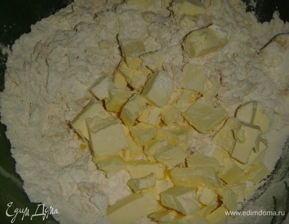 Муку просеять, всыпать сахар и соль. Добавить нарезанное кубиками сливочное масло. Растереть муку с маслом в крошку.