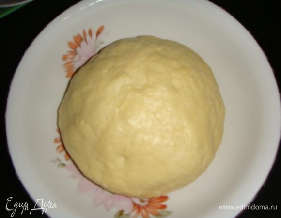 В дрожжевую смесь добавить молоко, желтки и перемешать. Соединить жидкую смесь с сухой. Месить тесто в течение 7-ми минут. Тесто получается эластичным, приятным в работе. Собрать тесто в шар, положить в миску, смазанную растительным маслом, накрыть пищевой пленкой и убрать на ночь в холодильник.