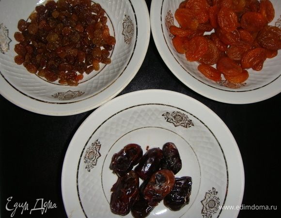 Изюм, курагу и финики залить теплой водой и оставить на пару часов. Сухофрукты хорошо промыть и сложить в дуршлаг, чтобы стекла жидкость.