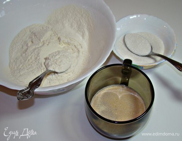 Для начала необходимо активировать дрожжи. Для этого в теплом молоке смешать, сахар, дрожжи, 1 ст. л. муки и поставить в теплое место минут на 15. 