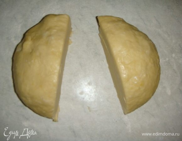 Тесто разделить на две части.