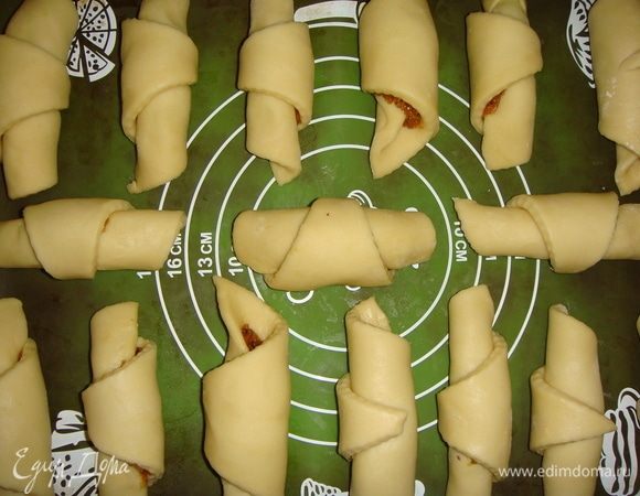 Выложить рогалики на противень, застеленный силиконовым ковриком или пергаментом. Накрыть полотенцем и поставить в теплое место на 1,5 часа.